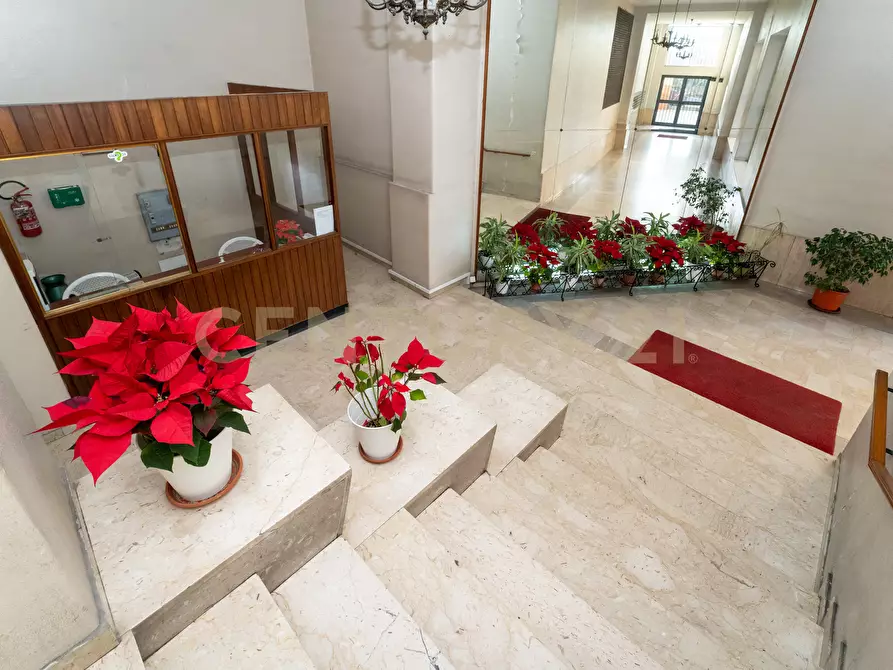 Immagine 10 di Pentalocale in vendita  in Via Due Obelischi 48 a Gravina Di Catania