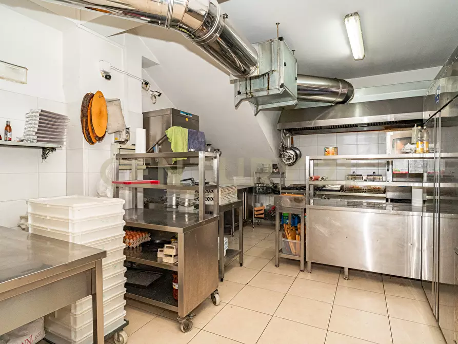 Immagine 3 di Pizzeria / Pub in vendita  in Piazza Don Diego snc a Pedara