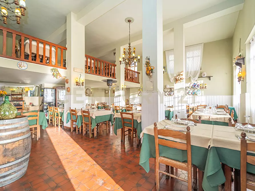 Immagine 31 di Locale commerciale in vendita  in Via Nemorense 17 a Nemi