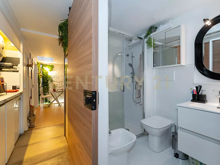 Immagine 18 di Locale commerciale in vendita  in Via Vittorio Emanuele Orlando 125 a Catania