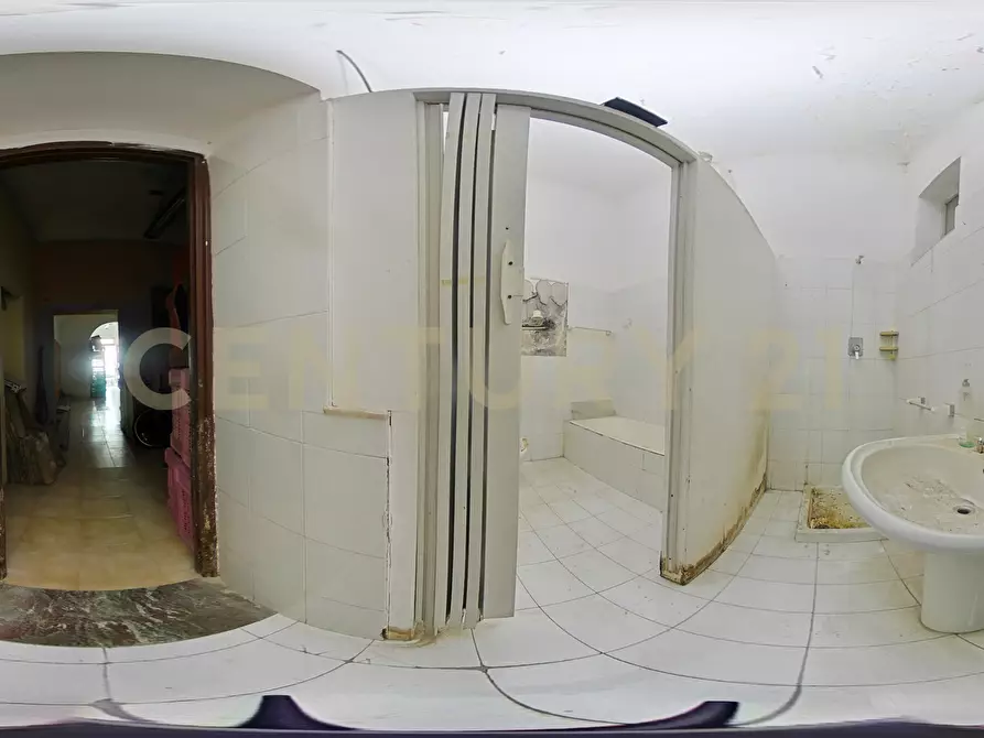 Immagine 33 di Locale commerciale in vendita  in Via IV Novembre 13 a Adrano