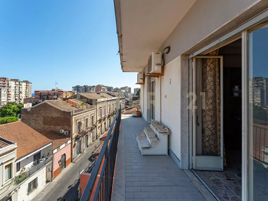 Immagine 30 di Pentalocale in vendita  in Via Messina 523 a Catania