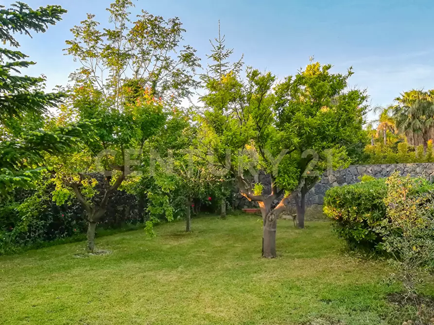 Immagine 38 di Villa in vendita  in Via Alcaloro Petrone 47 a Viagrande