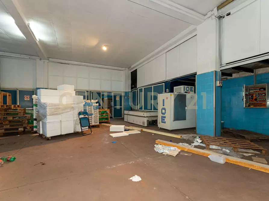 Immagine 70 di Showroom in vendita  in Via delle Scuole 1 a Aci Castello