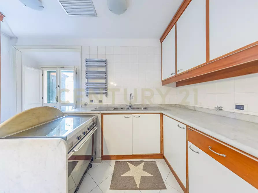 Immagine 31 di Pentalocale in vendita  in Via della Croce 71 a Roma