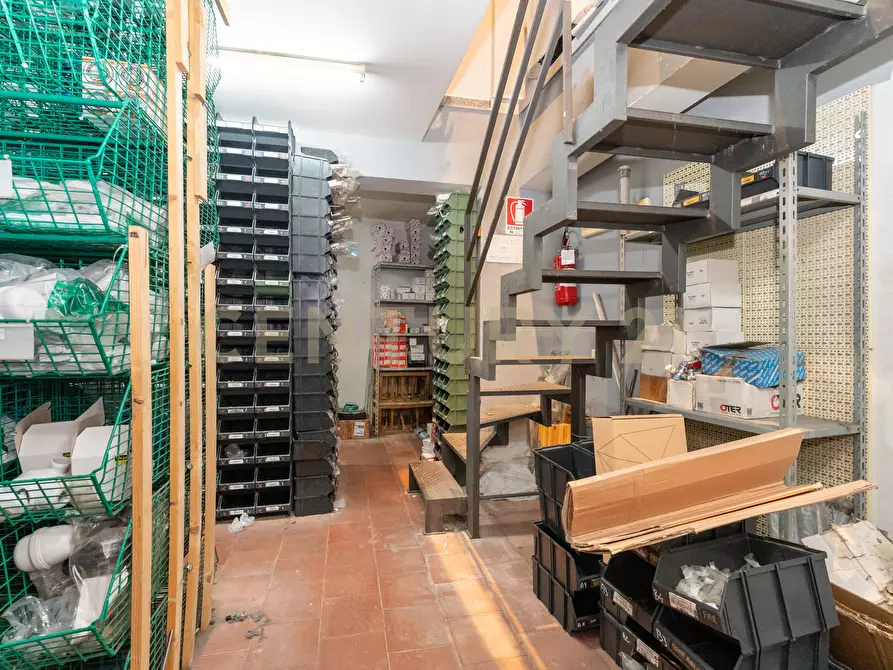 Immagine 25 di Locale commerciale in vendita  in Via Firenze 205 a Aci Castello