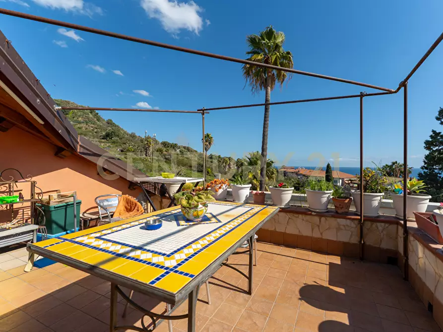 Immagine 1 di Appartamento in vendita  in Via Stazione 12 a Aci Castello