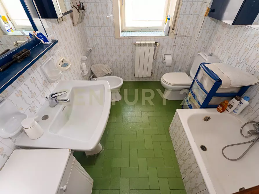 Immagine 35 di Pentalocale in vendita  in Via Fratelli Bandiera 13 a Gravina Di Catania