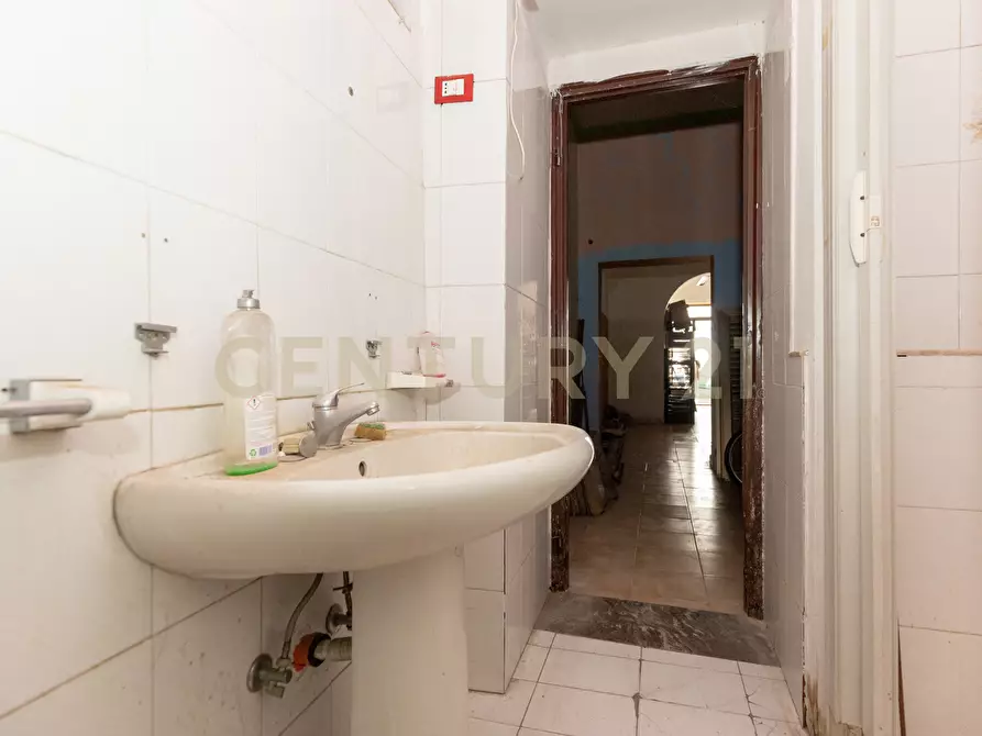 Immagine 24 di Locale commerciale in vendita  in Via IV Novembre 13 a Adrano