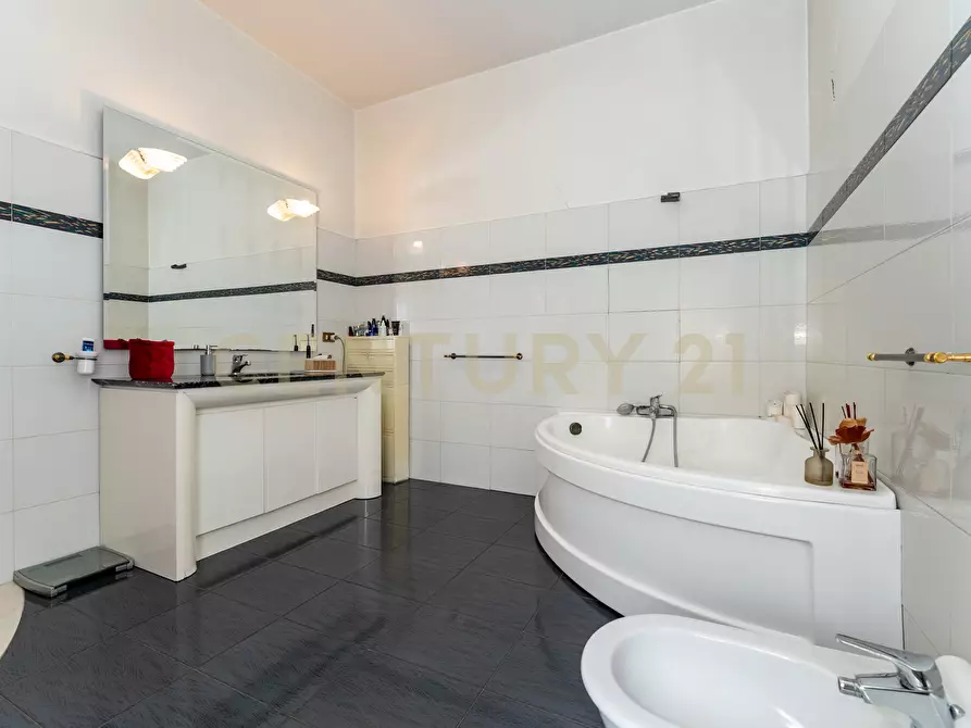 Immagine 29 di Pentalocale in vendita  in Via Salvatore Vigo 106 a Acireale