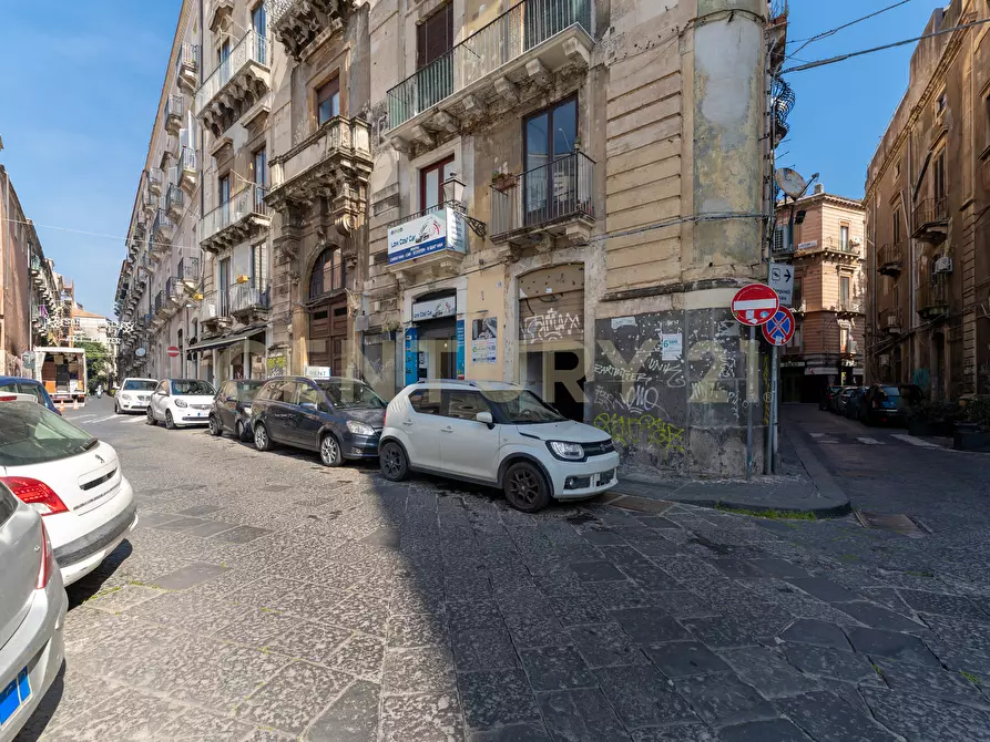 Immagine 4 di Locale commerciale in vendita  in Piazza Manganelli 15 a Catania