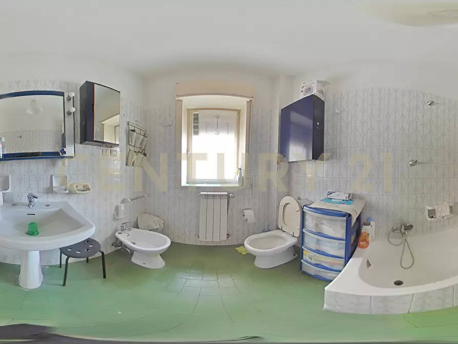 Immagine 52 di Pentalocale in vendita  in Via Fratelli Bandiera 13 a Gravina Di Catania