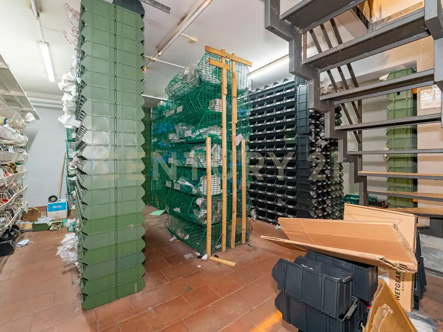 Immagine 21 di Locale commerciale in vendita  in Via Firenze 205 a Aci Castello