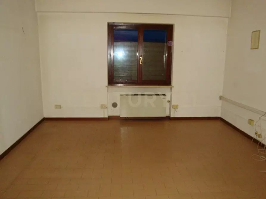 Immagine 17 di Locale commerciale in vendita  in Piazza Alcide De Gasperi 120 a San Giovanni Lupatoto