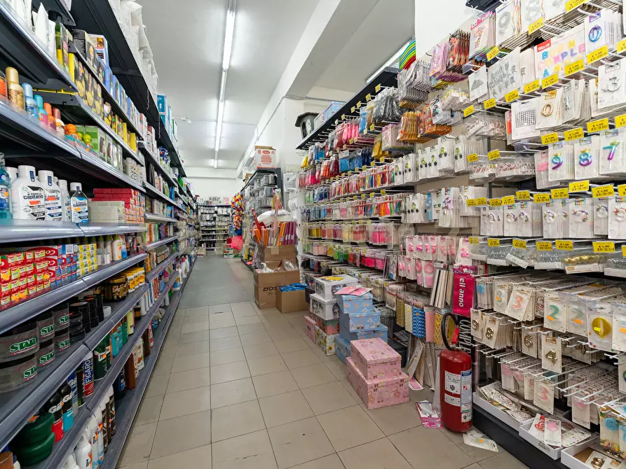 Immagine 28 di Attività commerciale in vendita  in Via Nizzeti 6 a Aci Catena