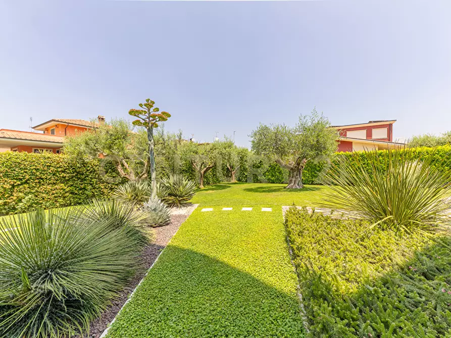 Immagine 25 di Villa in vendita  in Via Palmoli 27 a Roma