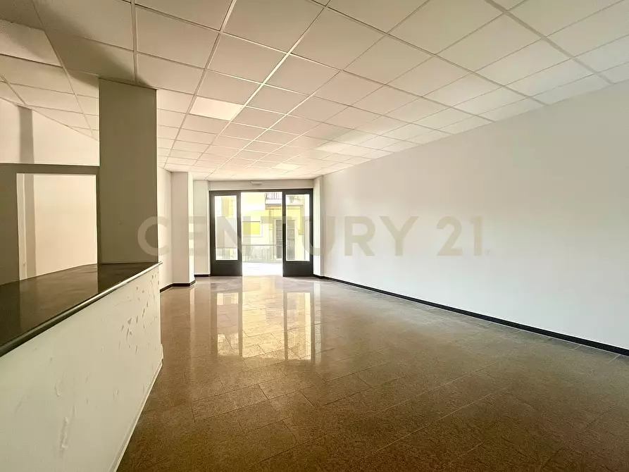 Immagine 8 di Locale commerciale in vendita  in Piazza Vittorio Emanuele a Nicolosi