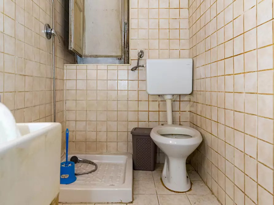 Immagine 34 di Locale commerciale in vendita  in Via Giacomo Leopardi 127 a Catania