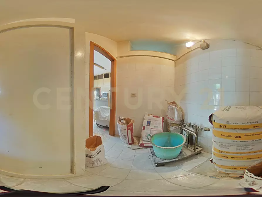 Immagine 28 di Locale commerciale in vendita  in Via Ulivi 87 a San Gregorio Di Catania