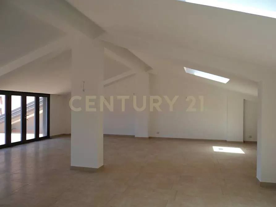 Immagine 18 di Locale commerciale in vendita  in Via Archimede 149 a Catania