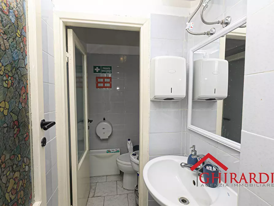 Immagine 13 di Attività commerciale in vendita  in VIA G. CALDESI 43R a Genova