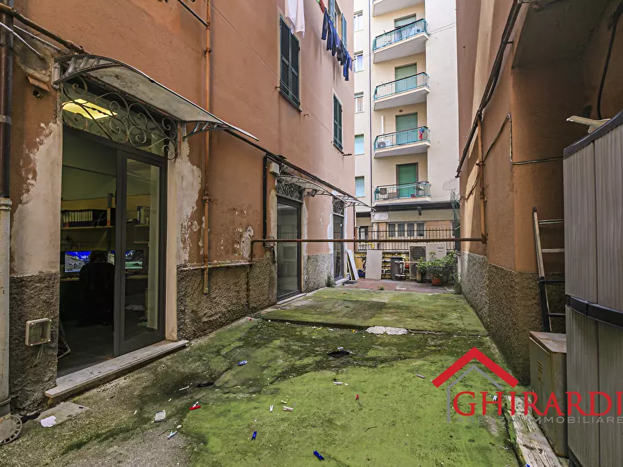 Immagine 15 di Locale commerciale in vendita  in Via Vado a Genova