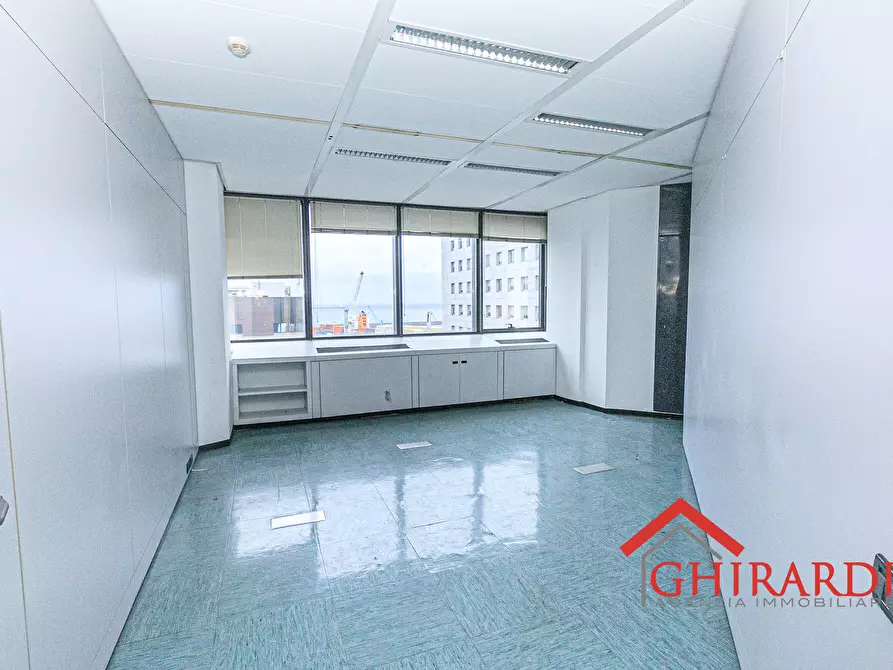 Immagine 17 di Ufficio in affitto  in VIA DE MARINI 1 a Genova