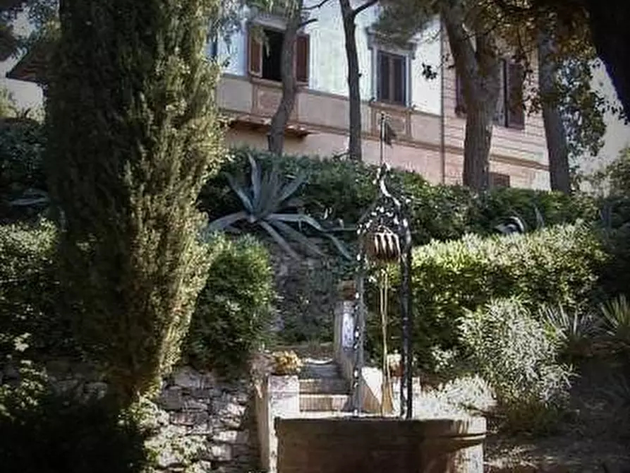 Immagine 2 di Villa in vendita  a Livorno