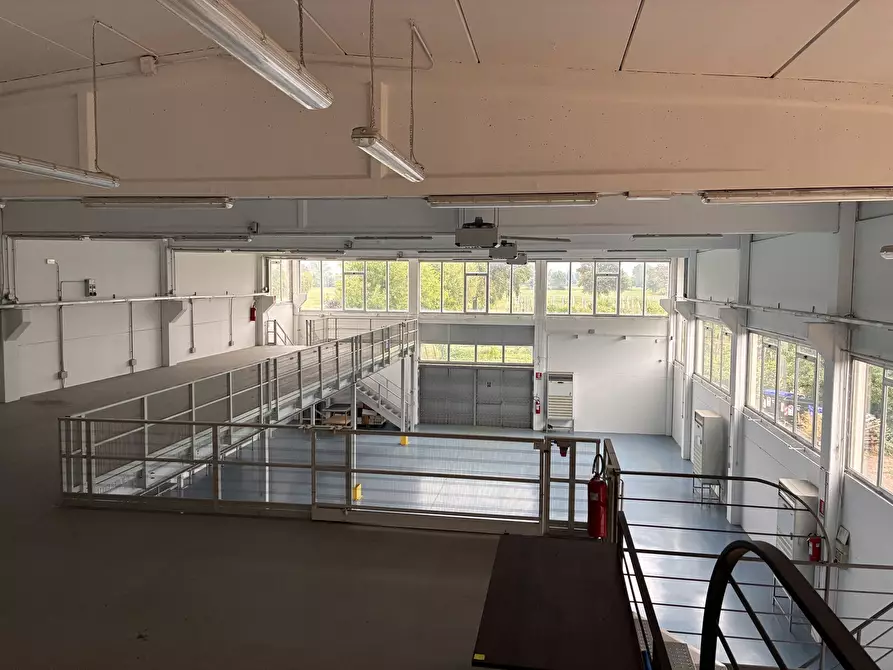 Immagine 12 di Attività artigianale in affitto  a Parma