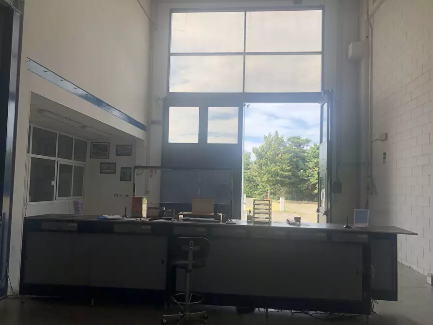 Immagine 18 di Attività artigianale in affitto  a Collecchio