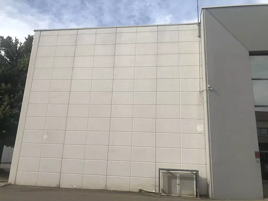 Immagine 31 di Attività artigianale in affitto  a Collecchio