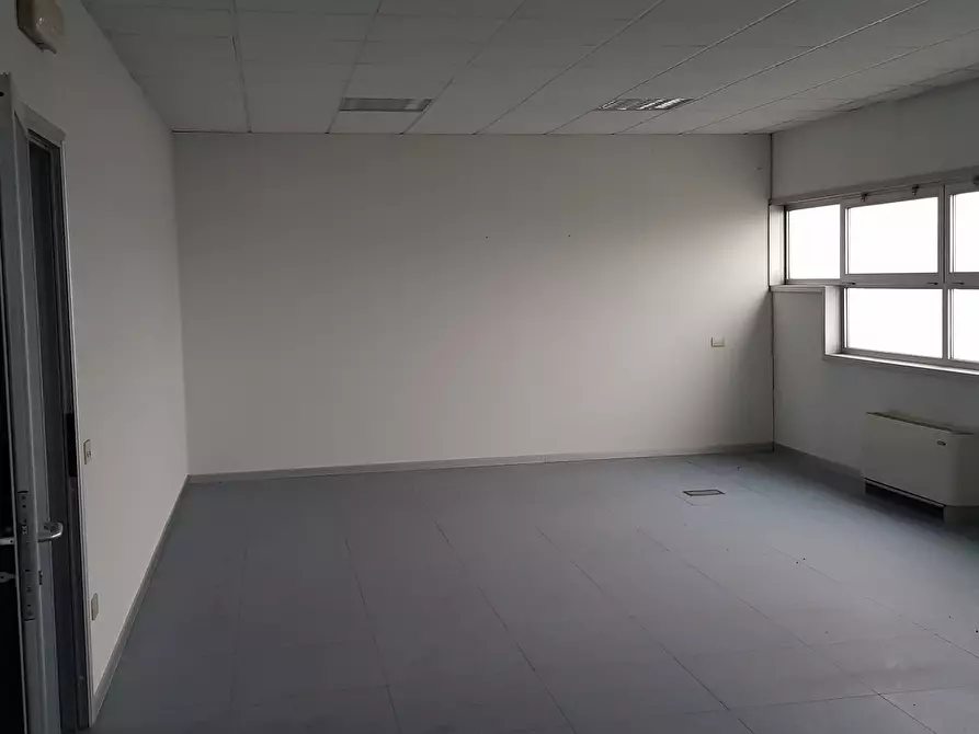 Immagine 9 di Attività artigianale in vendita  a Parma