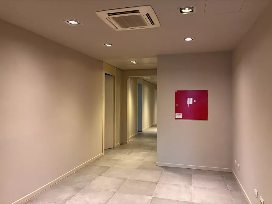 Immagine 11 di Ufficio in affitto  a Parma