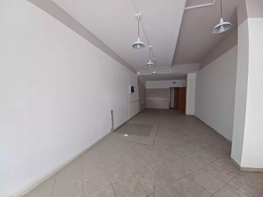 Immagine 12 di Locale commerciale in affitto  a Trento