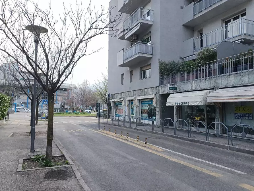 Immagine 1 di Locale commerciale in affitto  a Trento