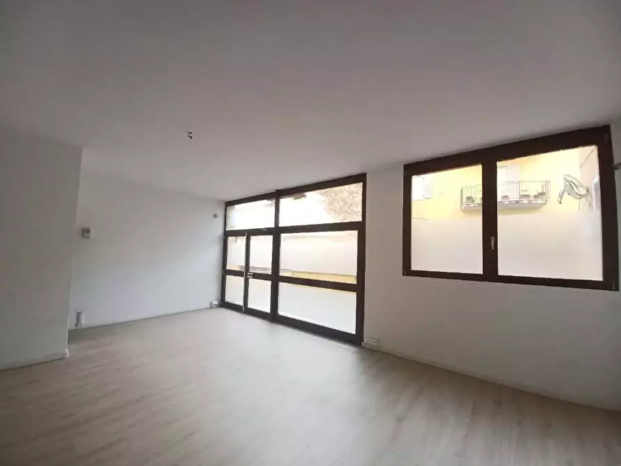 Immagine 5 di Locale commerciale in affitto  a Trento