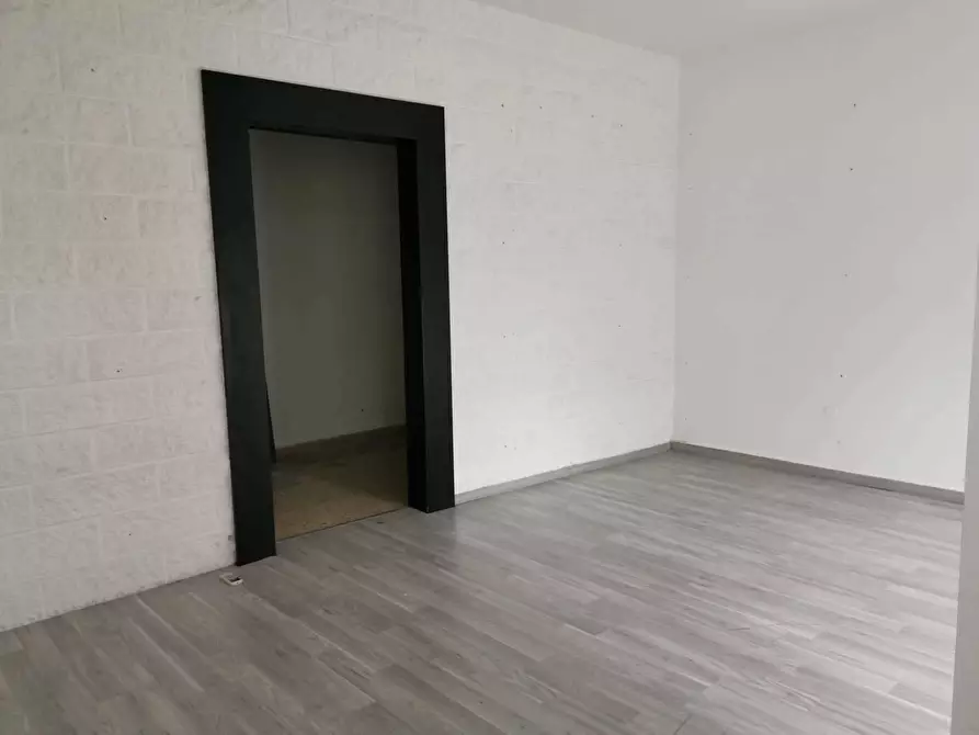 Immagine 3 di Locale commerciale in vendita  in Via Martiri della Resistenza a Ancona