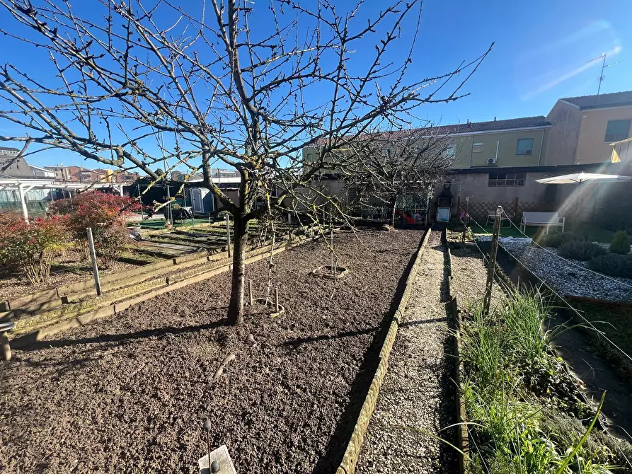 Immagine 3 di Bilocale in vendita  in Strada per Olcenengo 26 a Vercelli