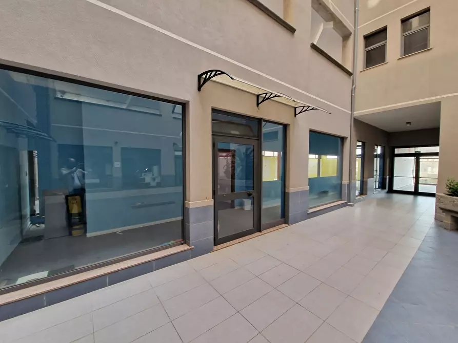 Immagine 5 di Locale commerciale in vendita  in Via Adolfo Celi 183 a Messina