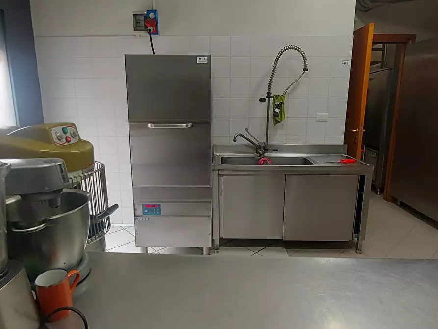 Immagine 35 di Locale commerciale in vendita  in Viale Porta Pia 5 a Brindisi