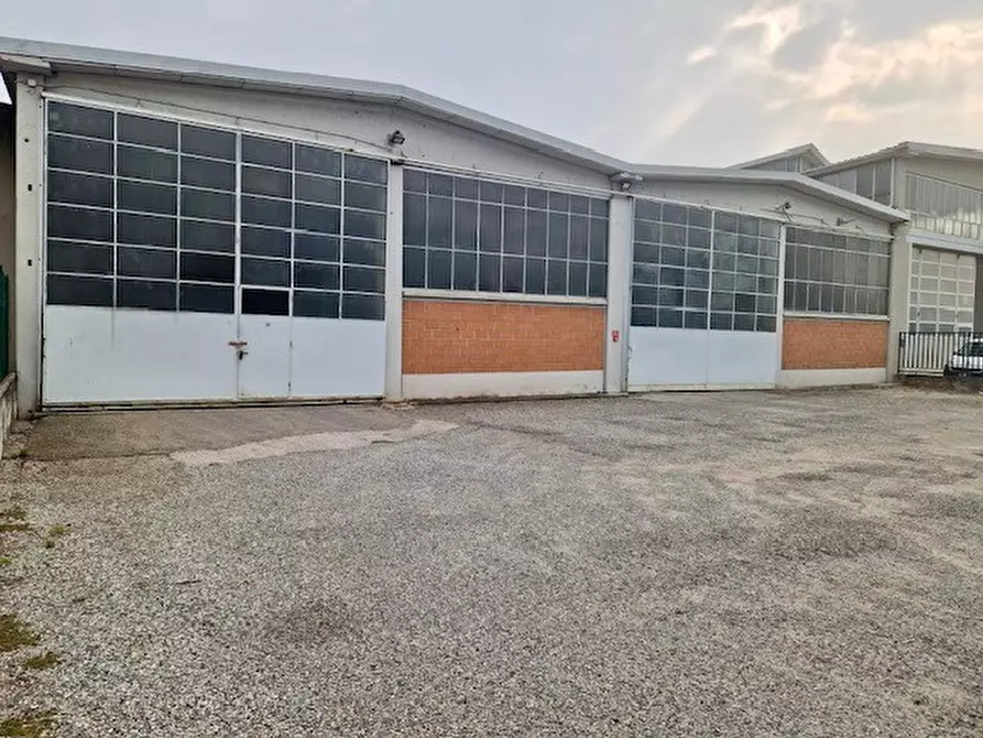 Immagine 1 di Attività artigianale in vendita  in VIA TRIESTE 37 a Erba