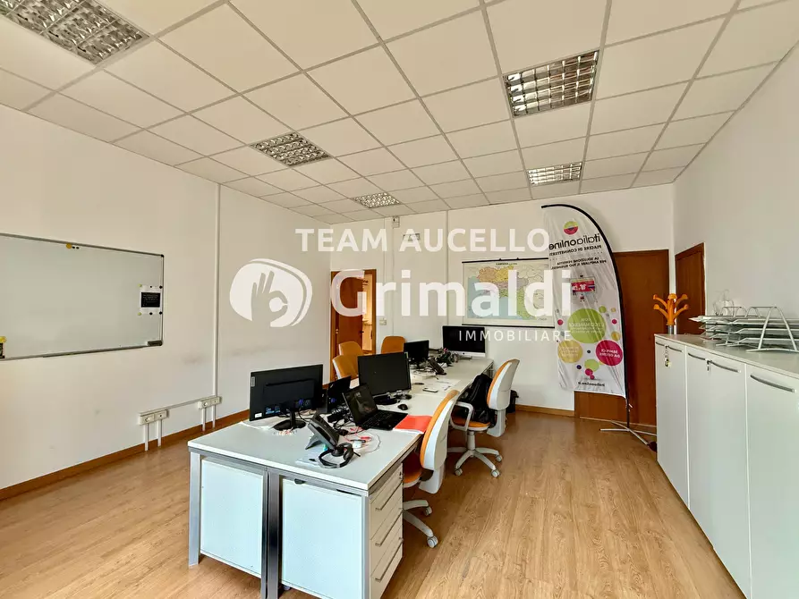 Immagine 11 di Appartamento in vendita  in Corso Giuseppe Garibaldi 167 a Salerno