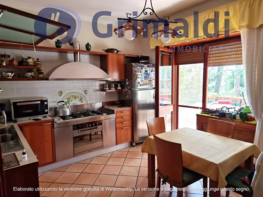 Immagine 16 di Pentalocale in vendita  in Via Pietro Castellino 141 a Napoli