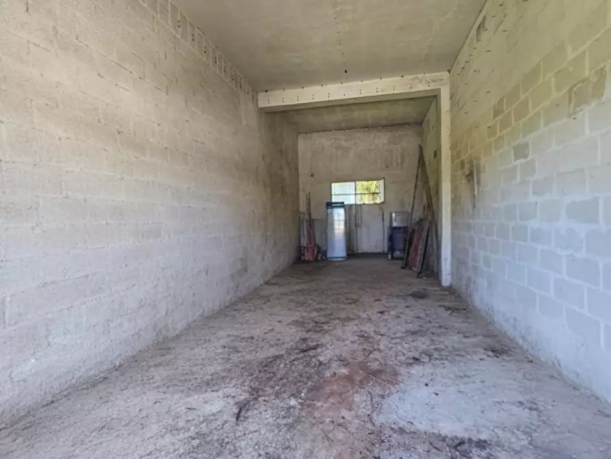 Immagine 10 di Magazzino in vendita  in Via Solano Li Belli 47 a Lequile