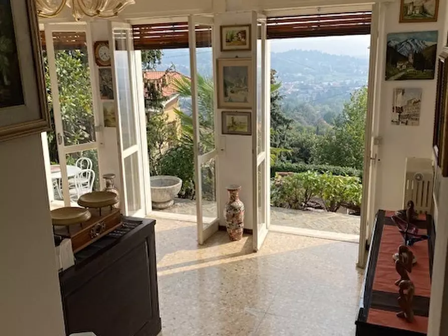 Immagine 1 di Villa in vendita  in Via dei Faggi a Erba