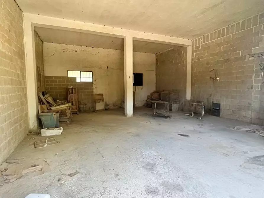 Immagine 8 di Magazzino in vendita  in Via Solano Li Belli 47 a Lequile