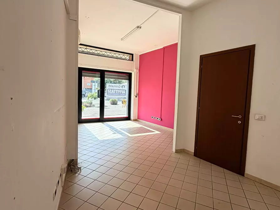 Immagine 23 di Attività commerciale in affitto  in Via Aldo Moro 98 a Aprilia