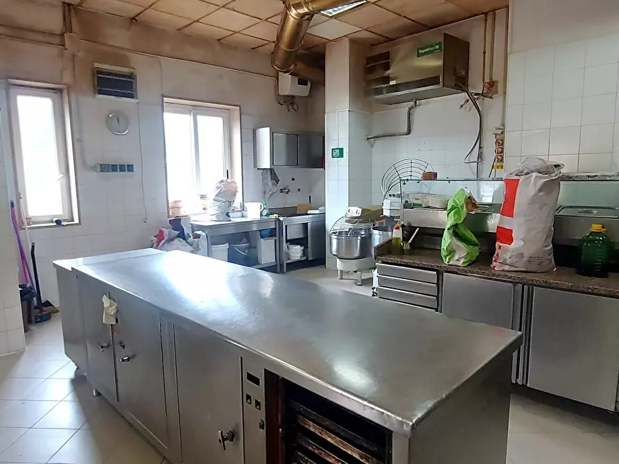 Immagine 13 di Locale commerciale in vendita  in Viale Porta Pia 5 a Brindisi