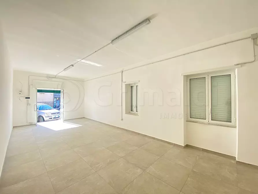 Immagine 2 di Locale commerciale in affitto  a Giugliano In Campania