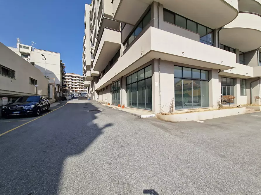 Immagine 18 di Locale commerciale in vendita  in Via Adolfo Celi 185 a Messina
